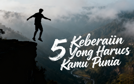 Gambar ini menampilkan siluet seorang pria yang sedang melompat dari tepi tebing yang gelap. Di latar belakang, terdapat pemandangan pegunungan yang tertutup kabut tebal, menciptakan suasana dramatis dan misterius. Di atas gambar terdapat teks yang bertuliskan: lima keberanian yang harus kamu punya