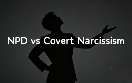Gambar tersebut menampilkan siluet gelap seseorang yang berdiri dengan latar belakang abu-abu gelap. Di bagian tengah gambar, terdapat teks putih yang bertuliskan "NPD vs Covert Narcissism". Siluet orang tersebut terlihat condong ke belakang dengan satu tangan terangkat, seolah-olah sedang berbicara atau beraksi.
