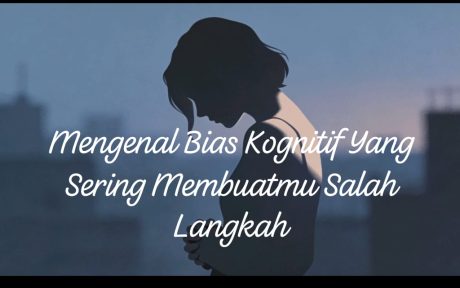 Gambar tersebut menampilkan siluet seorang wanita yang sedang menunduk dengan latar belakang langit senja yang berwarna biru keabu-abuan dan siluet bangunan di kejauhan. Teks putih dengan gaya tulisan tangan ditampilkan di atas siluet wanita tersebut. Teks tersebut berbunyi "Mengenal Bias Kognitif Yang Sering Membuatmu Salah Langkah".